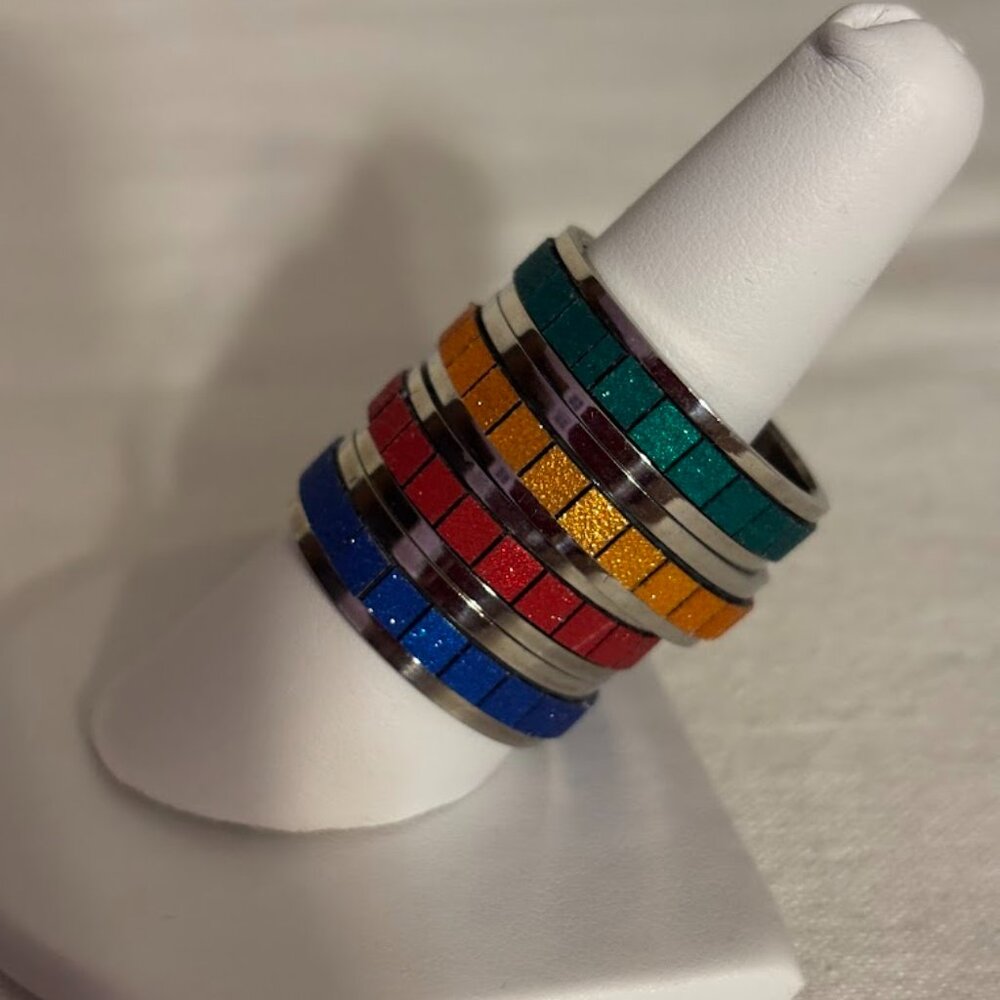 Beautiful set of 4 different Color Rings set in Silver Tone for any occasion - Picture 3 of 16
